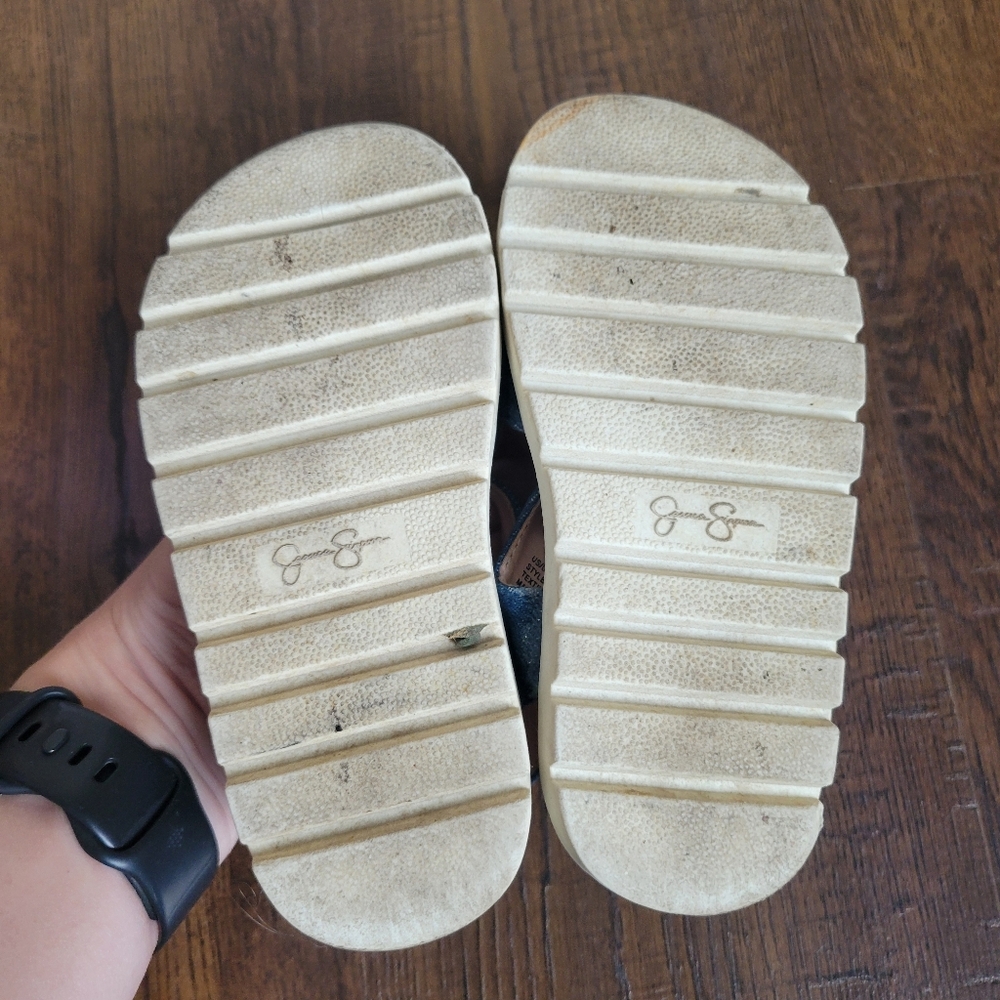 Four pairs of sandals - Picture 5 of 9